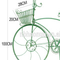 Countrybike-Modell mit Blumenkorb auf dem Boden